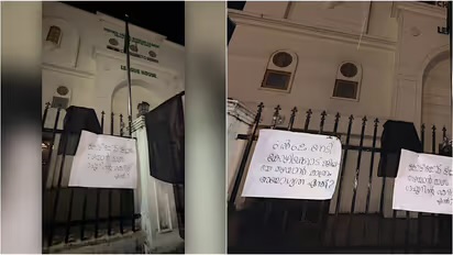കോഴിക്കോടിന് അവ​ഗണന; പ്രതിഷേധം തുടർന്ന് യുഡിഎഫ് പ്രവർത്തകർ, ലീ​ഗ് ഓഫീസിന് മുന്നിൽ കരിങ്കൊടി