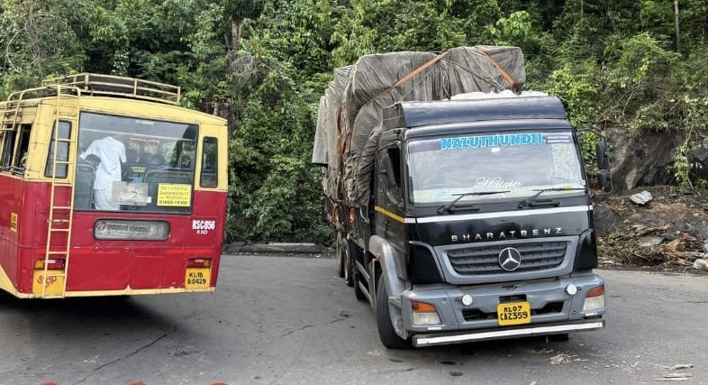 ലോറി കുടുങ്ങി ചുരത്തിൽ ഇന്നും ഗതാഗത തടസ്സം