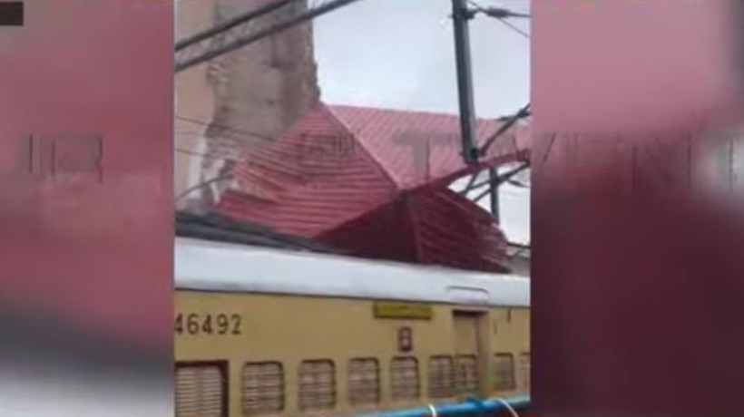 കോഴിക്കോട് റെയിൽവേ സ്റ്റേഷനിൽ കെട്ടിടം തകർന്നു വീണു