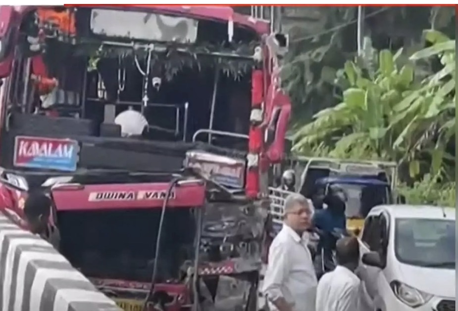കോഴിക്കോട്  സ്വകാര്യ ബസുകള്‍ കൂട്ടിയിടിച്ച് അപകടം, നിരവധി യാത്രക്കാര്‍ക്ക് പരിക്ക്