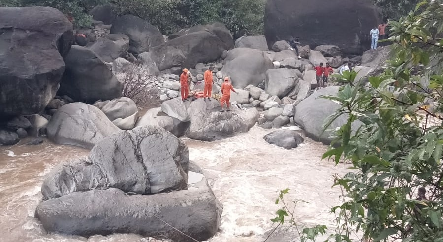 ഇരുവഞ്ഞിപുഴയിൽ ഒഴുക്കിൽപ്പെട്ട്  കാണാതായ യുവതിയുടെ മൃതദേഹം കണ്ടെത്തി.